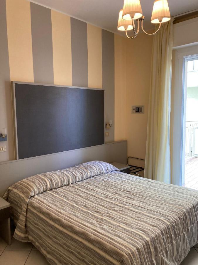 Hotel Abel & Residence Чезенатико Екстериор снимка