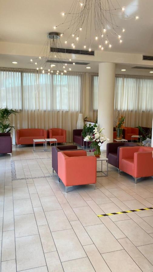 Hotel Abel & Residence Чезенатико Екстериор снимка