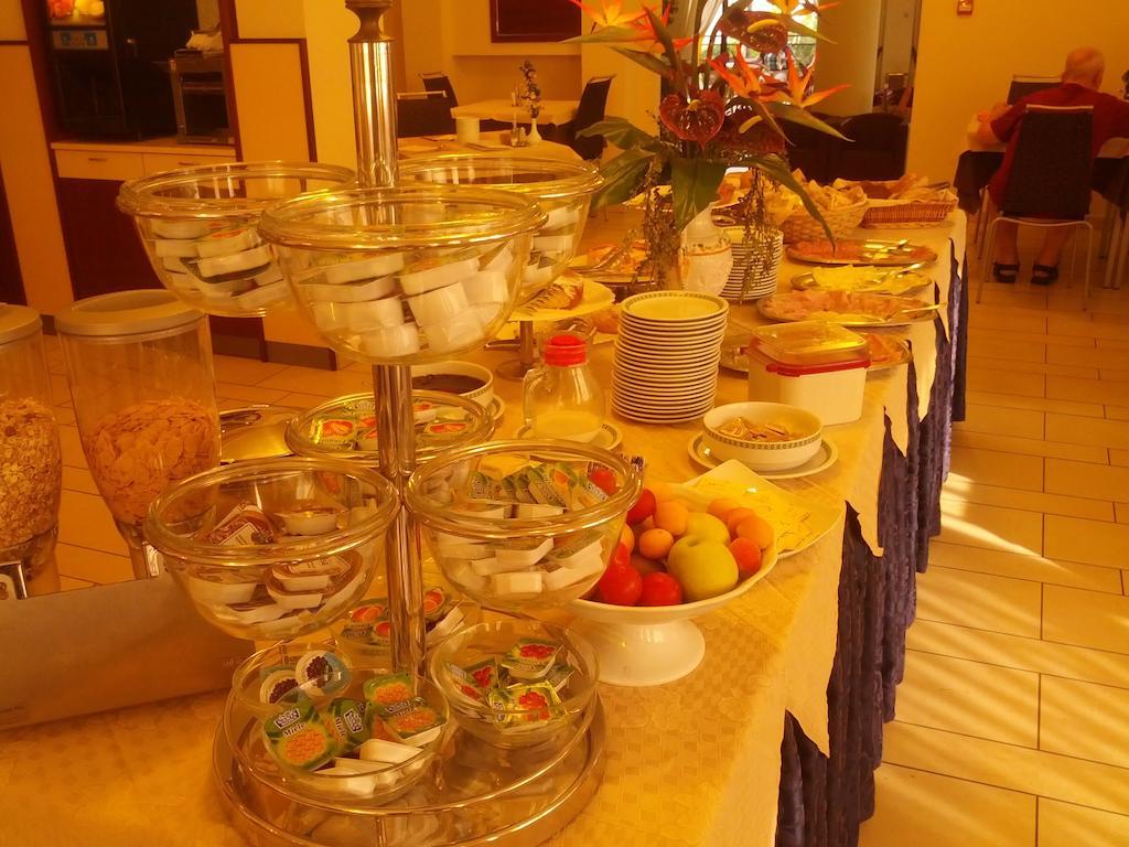 Hotel Abel & Residence Чезенатико Екстериор снимка