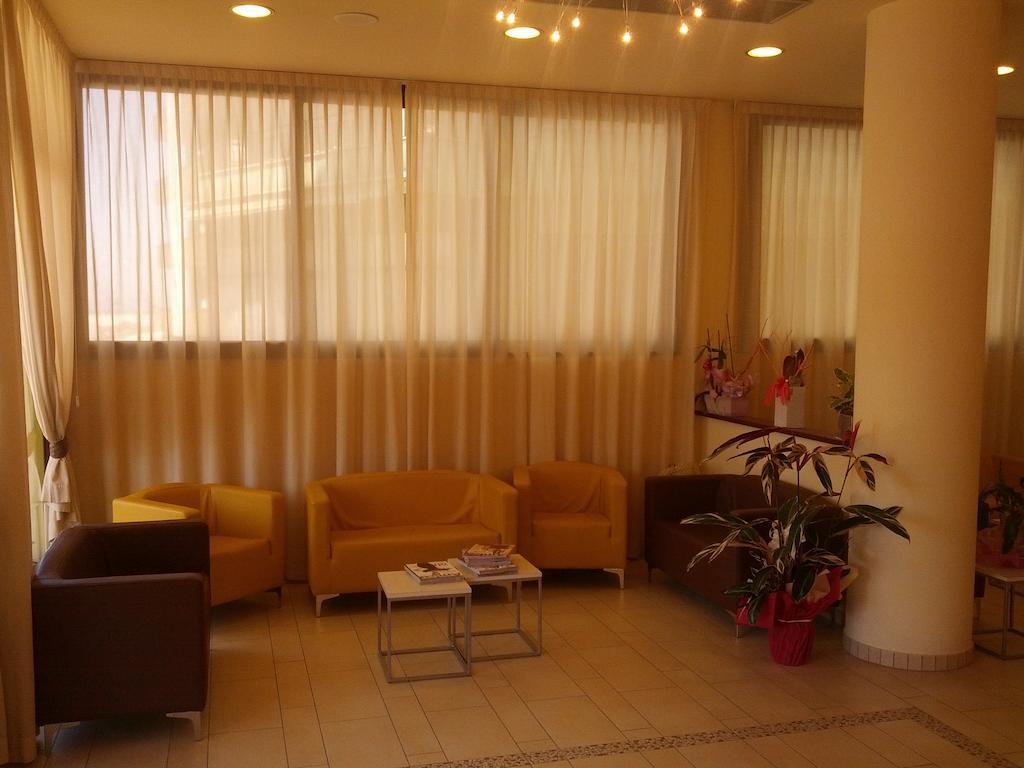 Hotel Abel & Residence Чезенатико Екстериор снимка