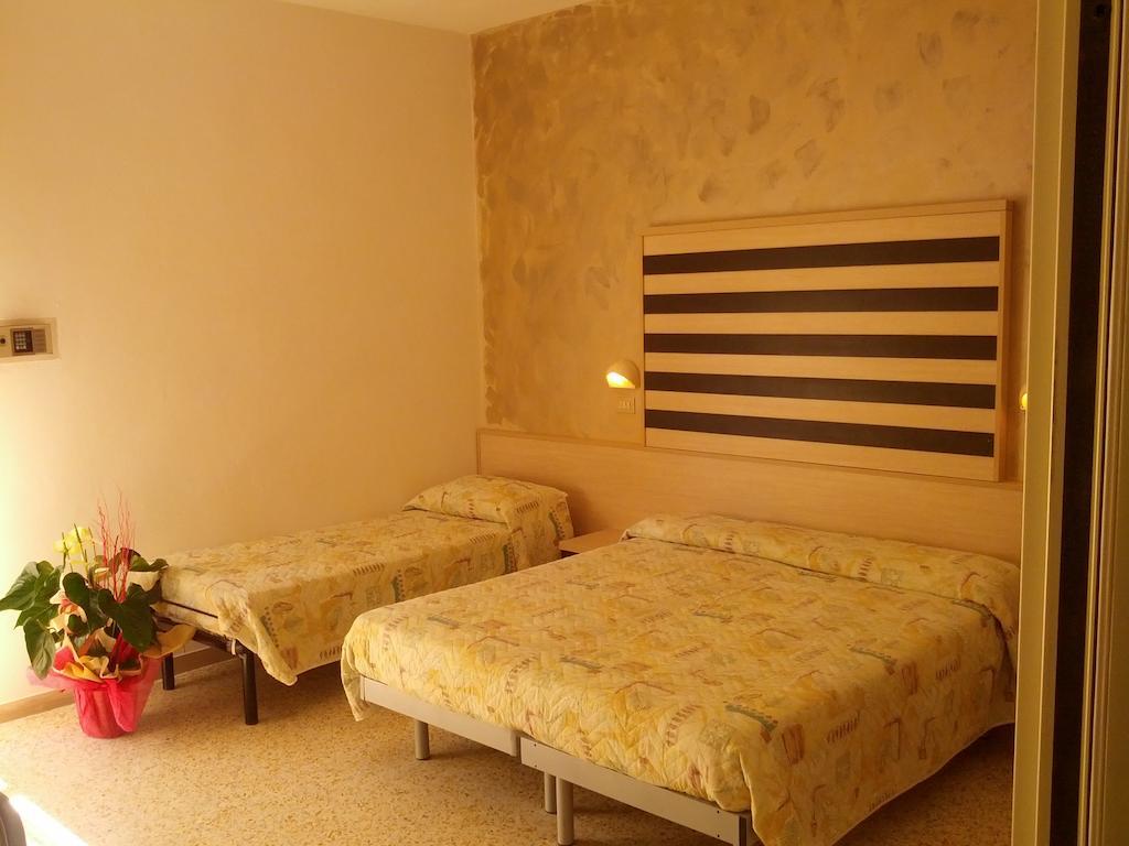 Hotel Abel & Residence Чезенатико Стая снимка
